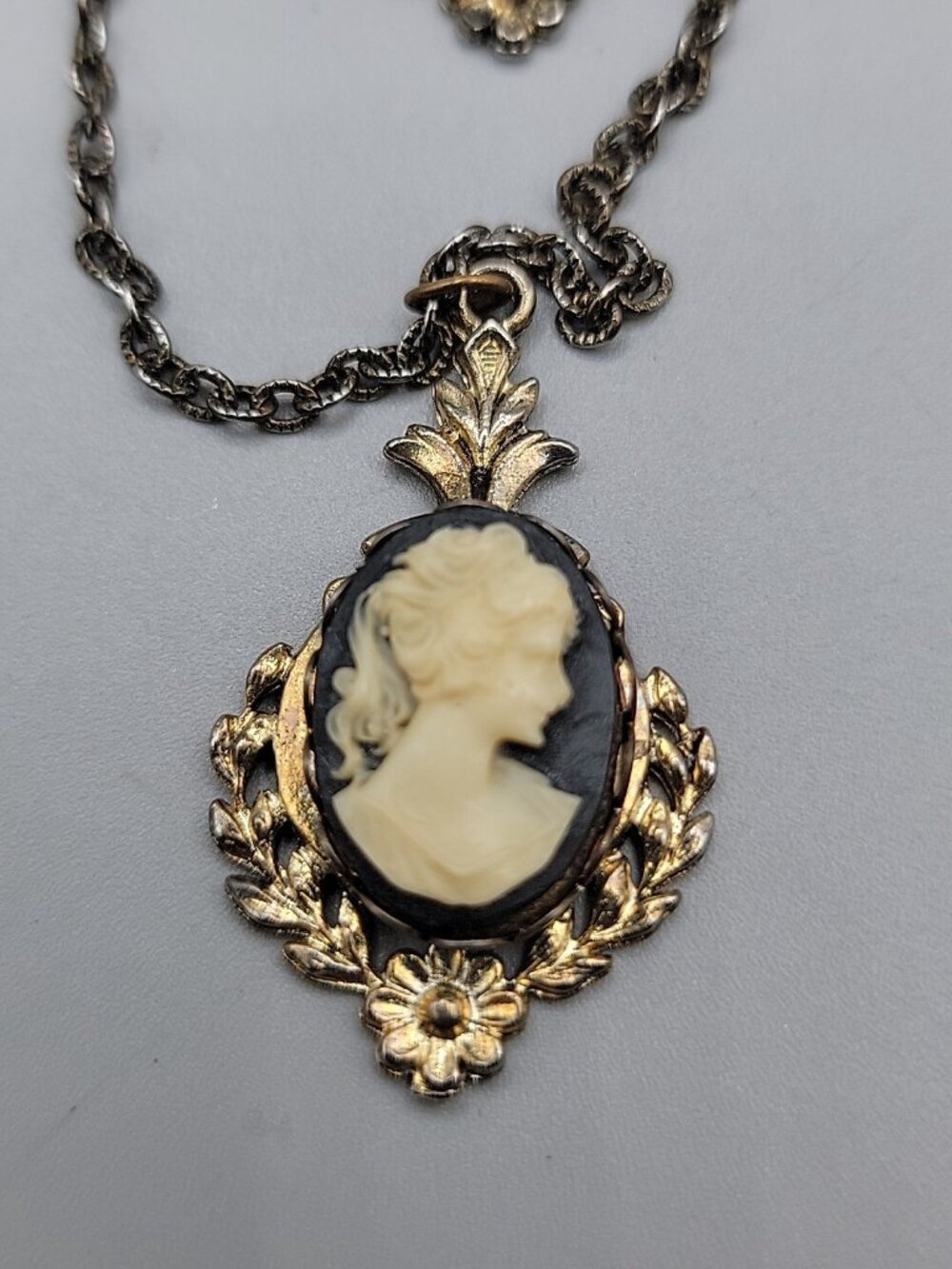 Double Faux Glass Cameo Necklace 18" Gold Tone Chain Right & Left Facing - Picture 12 of 13